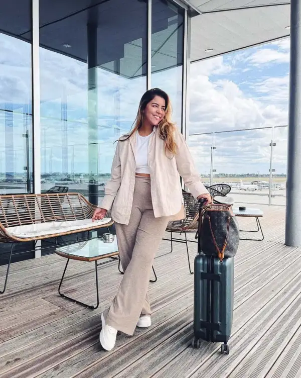 Stylowe i komfortowe outfity na lotnisko, które pokonają zmęczenie